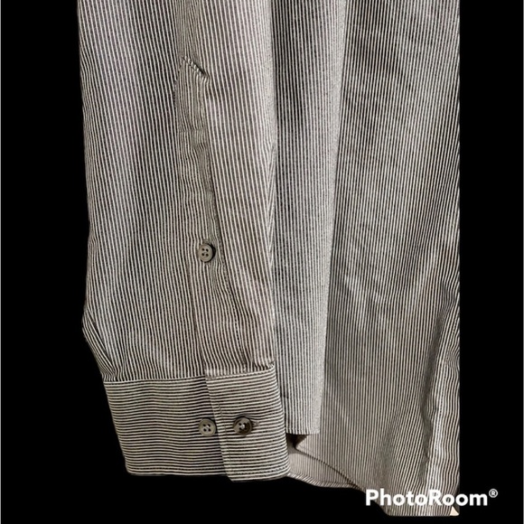 𝅺Men’s Van Heusen button down dress shirt. - Picture 5 of 8
